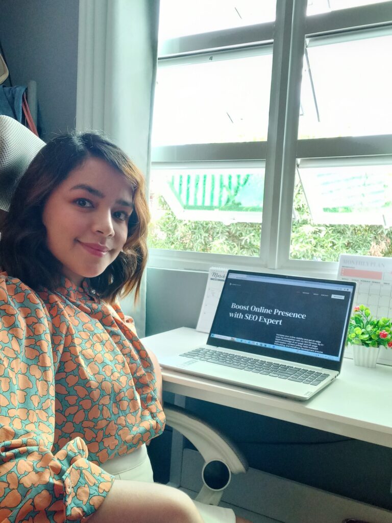 Mery SEO Specialist with laptop long sleeve.